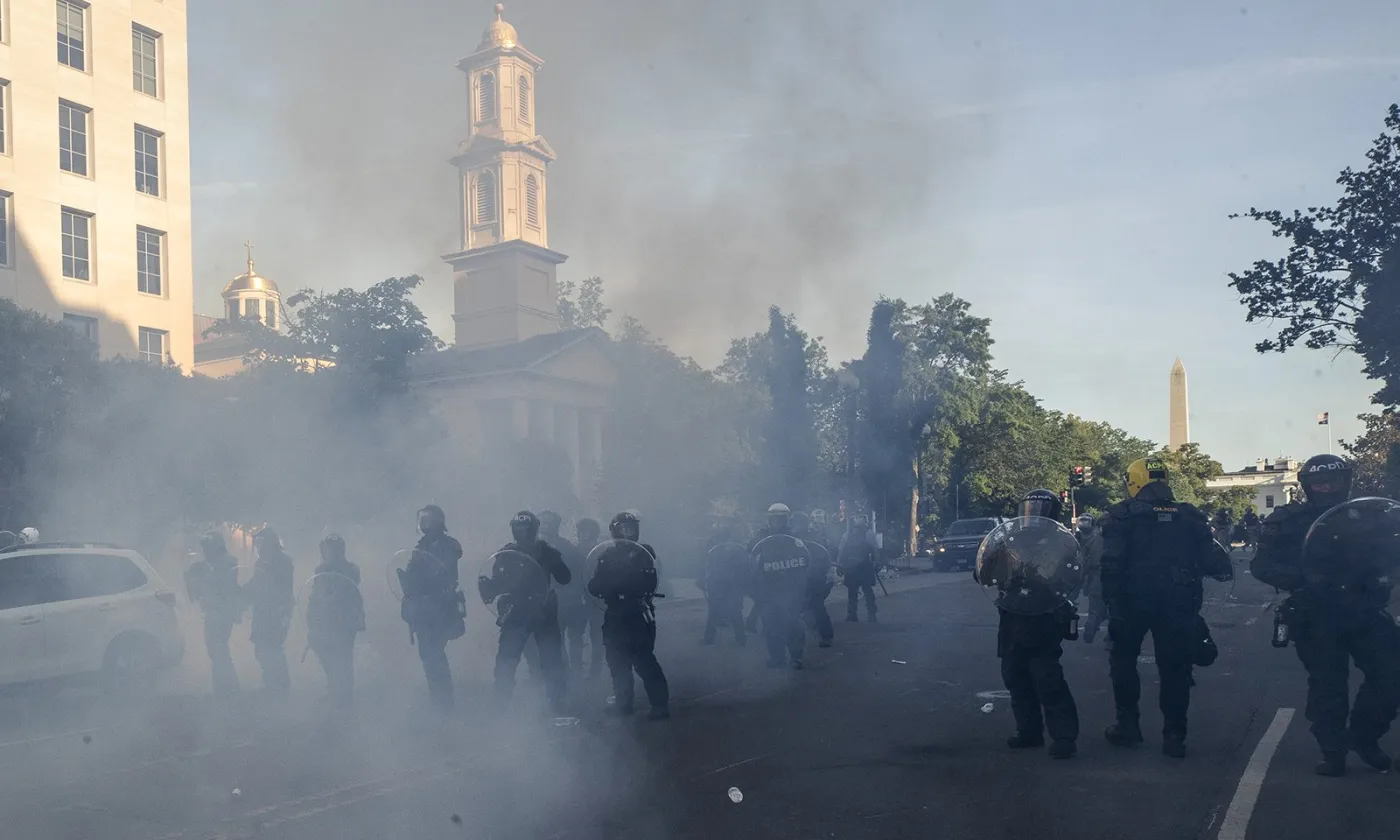 Pour que Donald Trump puisse poser devant l'église St John à Washington, lundi 1er juin, les forces de l’ordre ont usé de gaz lacrymogènes pour évacuer des centaines de manifestants pacifiques du parc de Lafayette Square, en face de l'église. RNS / AP