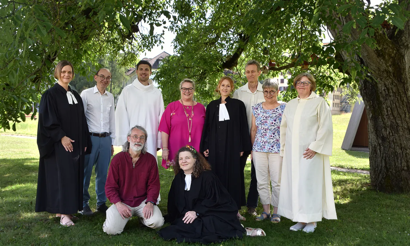 Les animateurs d'Eglise entourés des officiantes et des ministres nouvellement accueillis @EERV  Les animateurs d'Église entourés des officiantes et des ministres nouvellement accueillis @EERV