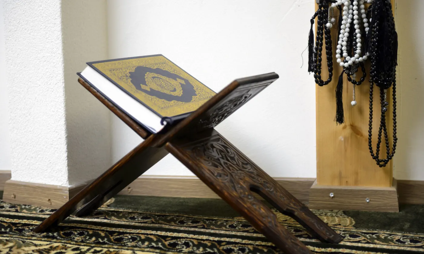 Chapelets et Coran. Salle de prière de la mosquée de Payerne © Keystone / Laurent Gilliéron
