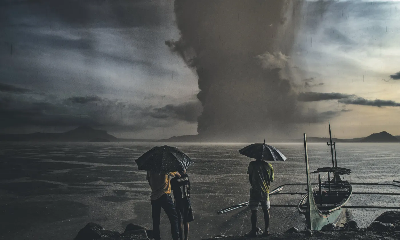 Des habitants observent l’éruption du volcan Taal depuis Talisay, province de Batangas, Philippines, 12 janvier 2020.  ©Ezra Acayan. Avec l’aimable autorisation de l’artiste et de Getty Images. Exposition Human.Kind. au Musée international de la Croix-Rouge et du Croissant-Rouge, Genève.
