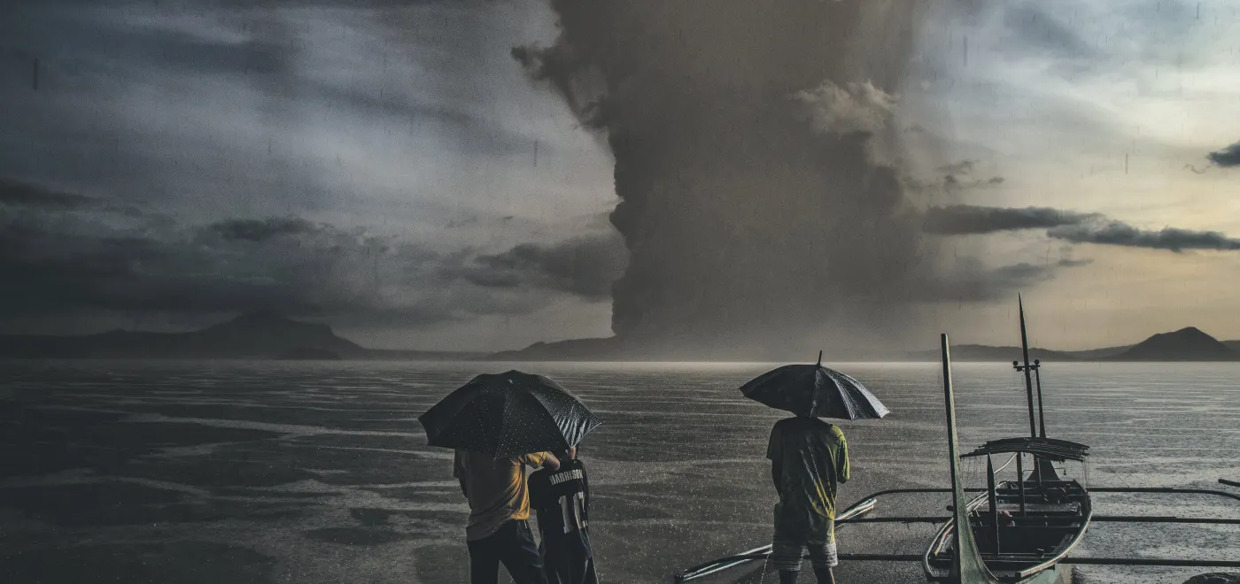Des habitants observent l’éruption du volcan Taal depuis Talisay, province de Batangas, Philippines, 12 janvier 2020. ©Ezra Acayan. Avec l’aimable autorisation de l’artiste et de Getty Images. Exposition Human.Kind. au Musée international de la Croix-Rouge et du Croissant-Rouge, Genève.