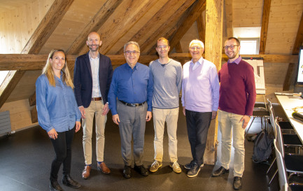 De gauche à droite: Anne Brasey, Christian Schülé, Gaëtan Tornay, (président de l’ASVF), Massimo Tedeschi (président de l’association européenne), Jean-François Tosetti, Jacques Chevin. / © ASVF