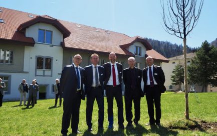 Rencontre entre représentants de la Conférence mennonite suisse et du Conseil d’État. De gauche à droite: Jürg Bräker, secrétaire général CMS; Christoph Neuhaus, président du Conseil d’État de Berne; Lukas Amstutz, co-président CMS; Martin Koelbing, délégué pour les affaires d’Église; Christian Sollberger, co-président CMS / ©Raphaël Burkhalter / EEMT