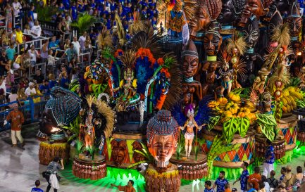 Le char d&#039;une école de samba au défilé du carnaval de Rio en 2015. / @iStock/miralex